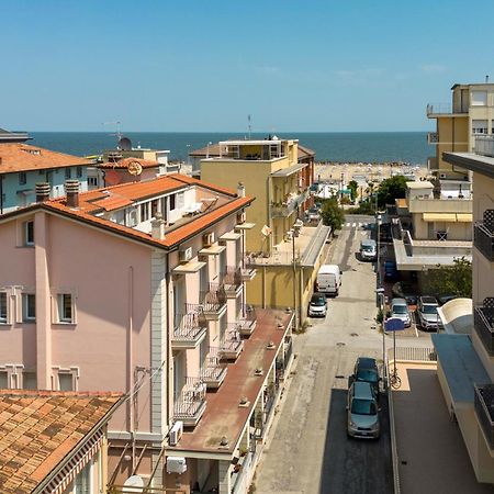 Residence Uno Studio&Suites Римини Экстерьер фото