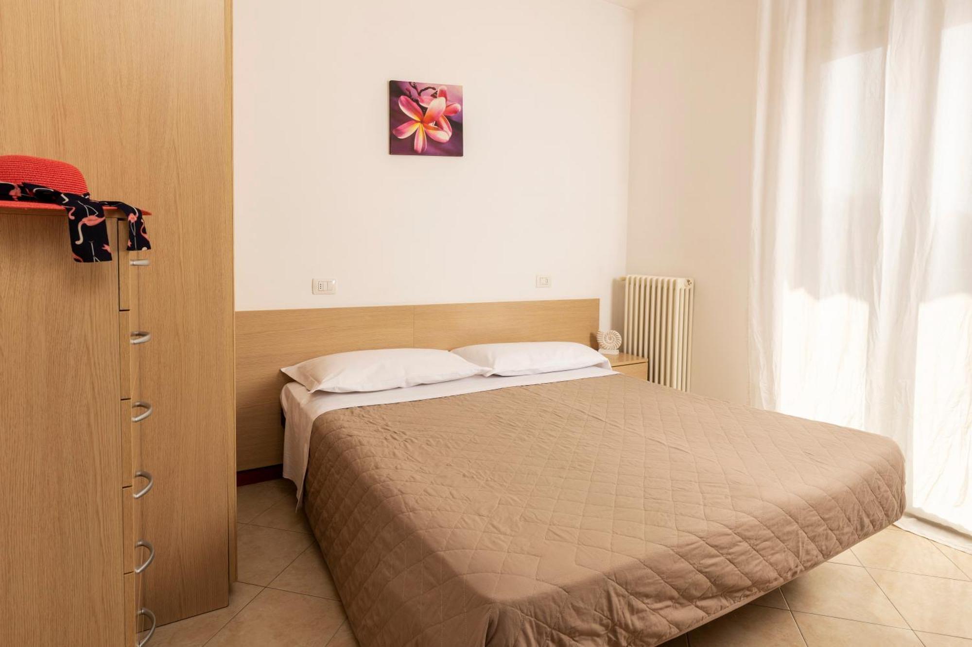 Residence Uno Studio&Suites Римини Экстерьер фото