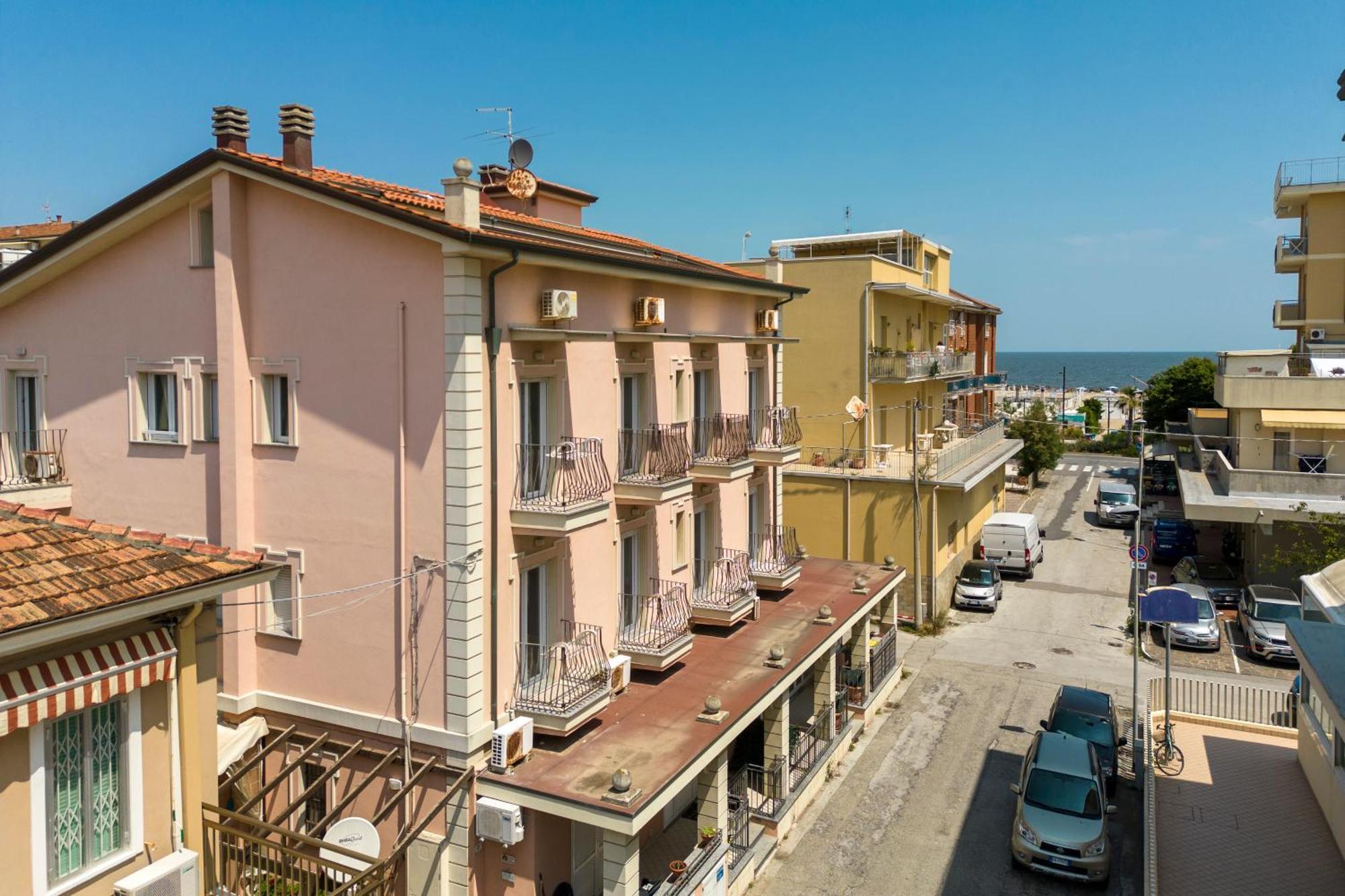 Residence Uno Studio&Suites Римини Экстерьер фото
