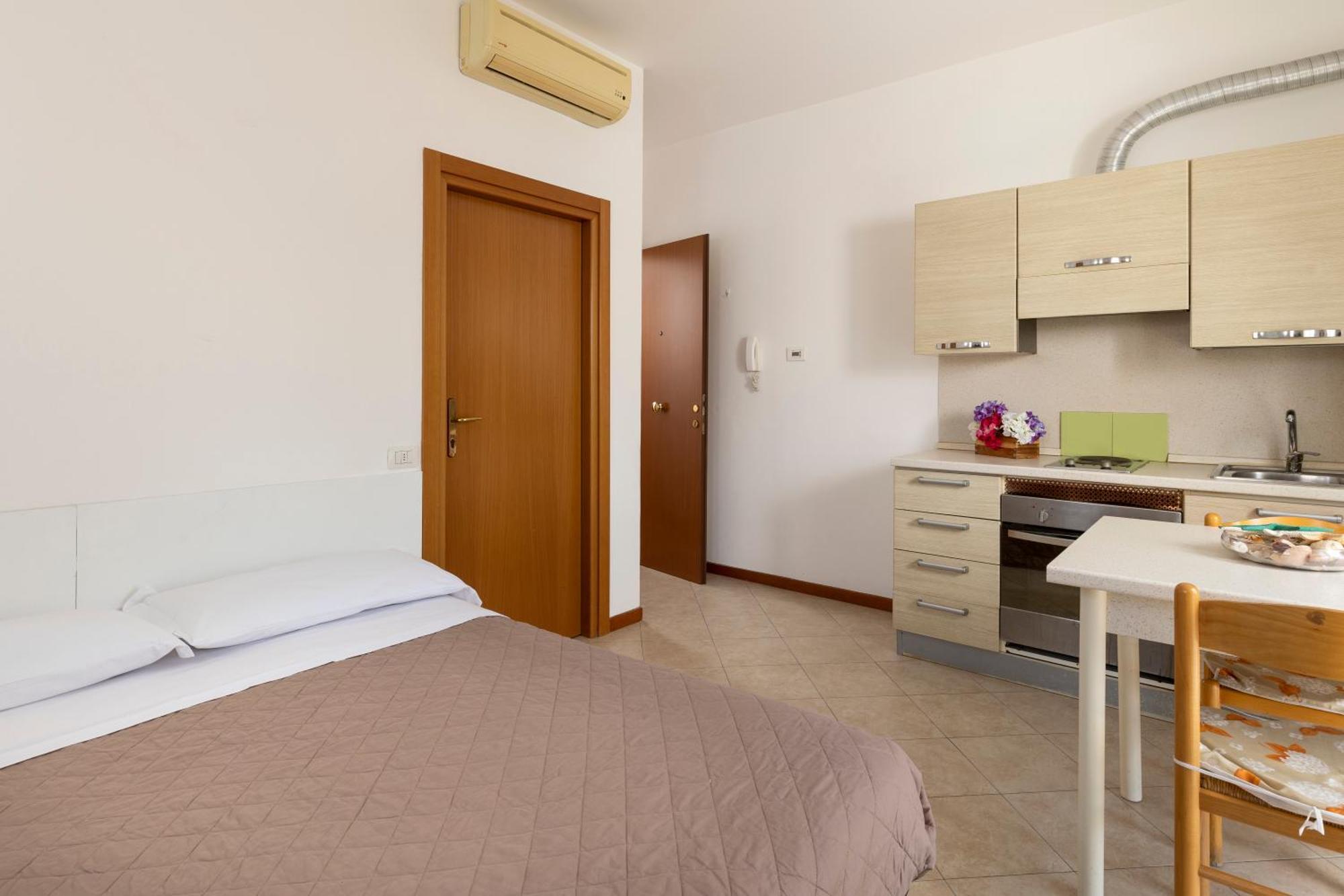 Residence Uno Studio&Suites Римини Экстерьер фото